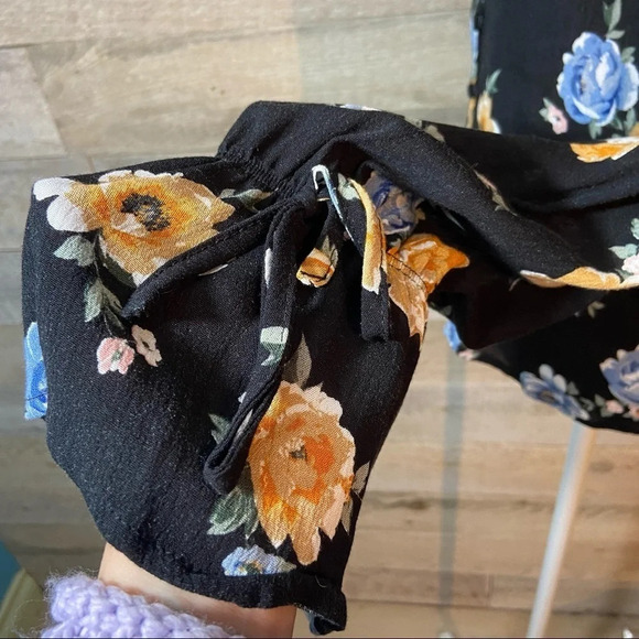 H&M Divided floral blouse in size 4 - Picture 6 of 7